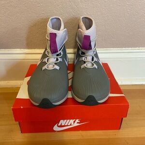 Girls Nike Reposto winter boot size 1. Never worn. Excellent condition.